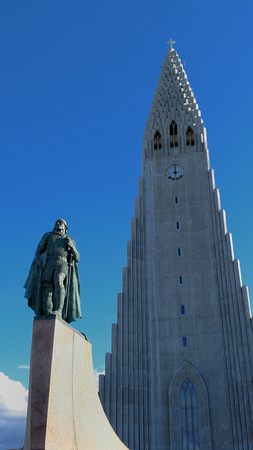 Leif Eriksson statue aat Hallgrimskirkga cathedral