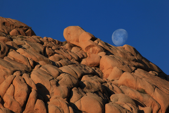 Moon sets behind Wonderland of Rocks at Surrise